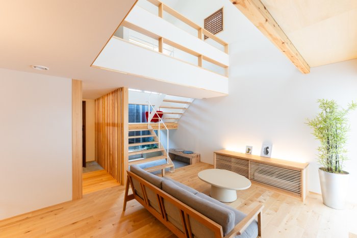 外から閉じて、内から開くいくつもの“居場所”がある住まい