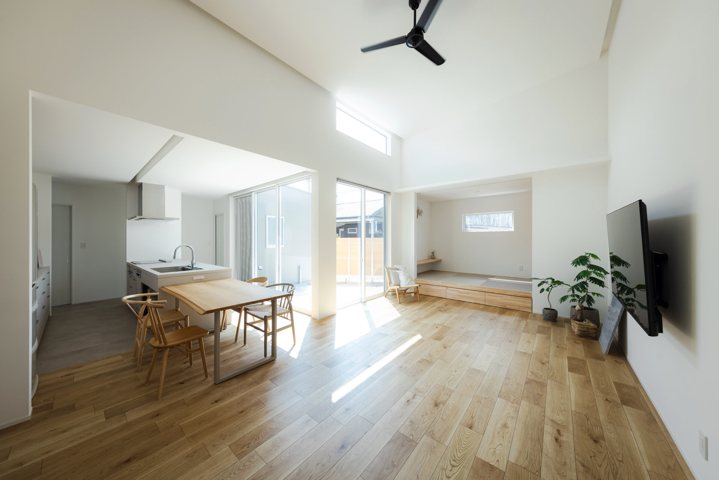 中庭からの光と風が家族の暮らしに心地よい彩りを与える住まい