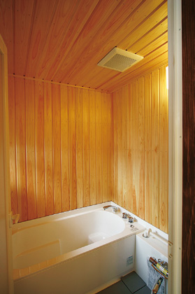 森林浴気分のバスタイム 浴室にも木のやさしさを